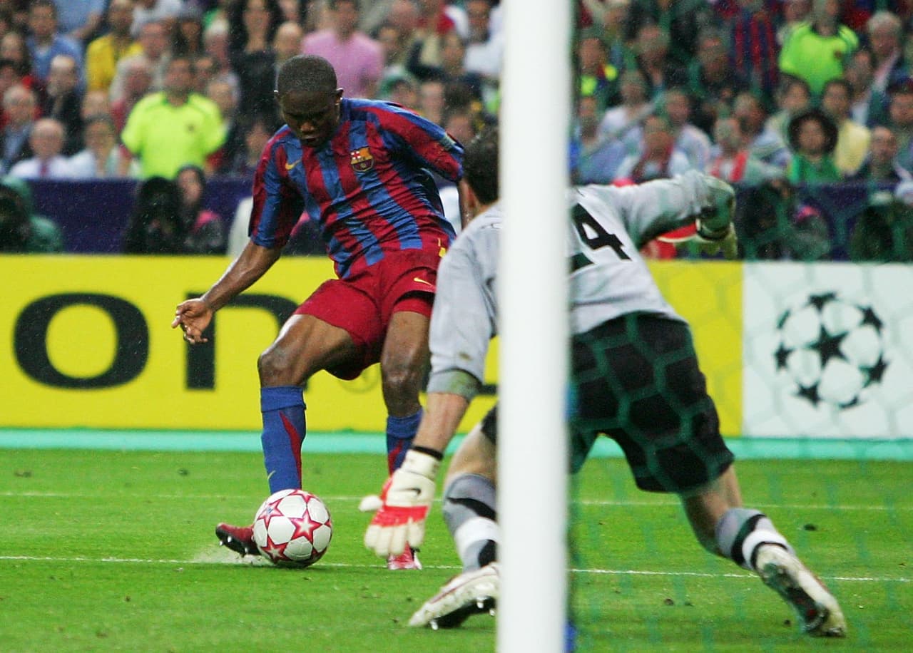 Pero el Arsenal ganaba 1-0 con gol de Sol Campbell y el Barcelona no hallaba cómo empatar. Fue Eto'o el encargado de abrir el camino de la victoria.