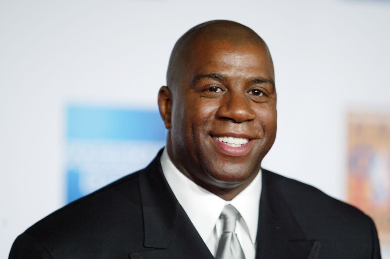 Magic Johnson es uno de los jugadores de basketball más famosos de todos los tiempos.