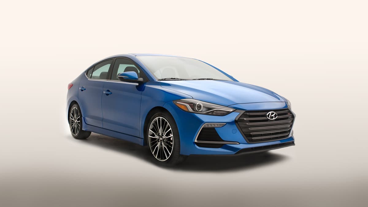 El Elantra Sport 2017 llega para complementar a la quinta generación del compacto de Hyundai que llegó en el 2015 como modelo 2016. En anticipación a la llegada del compacto caliente de Hyundai a finales de este año, el fabricante coreano compartió algunas imàgenes del nuevo auto.