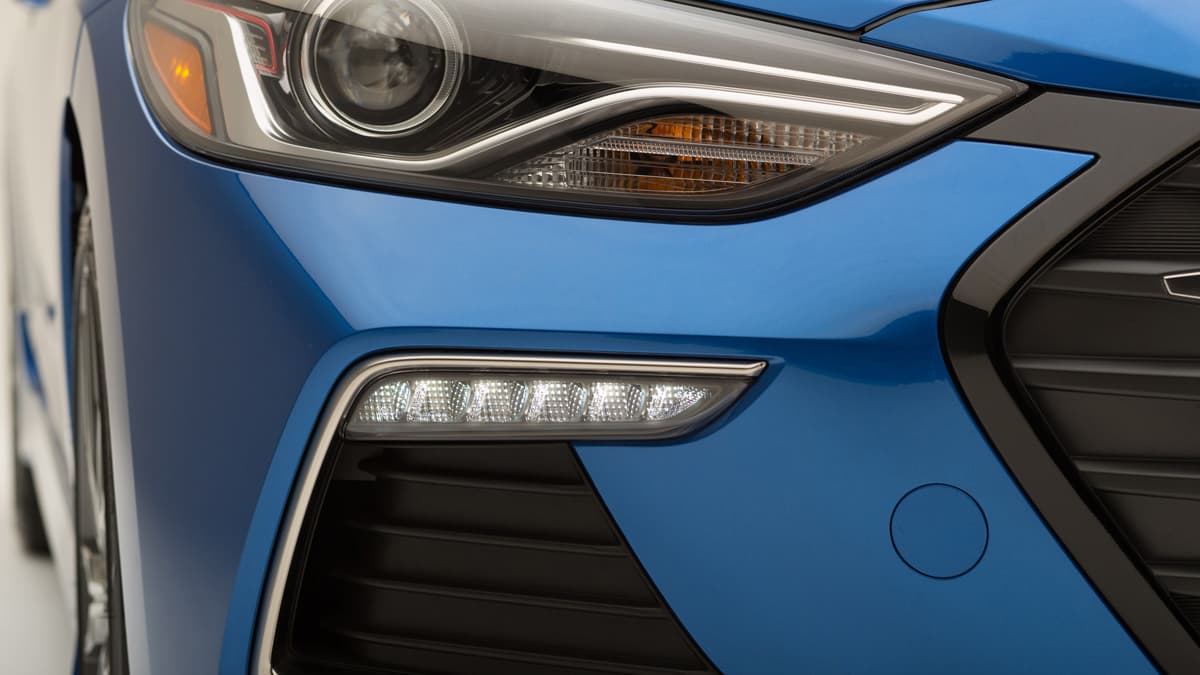 Bajo el capó de Elantra Sport 2017 aparece un motor de 1.6 litros GDI de 4 cilindros, el cual genera 200 caballos de fuerza.