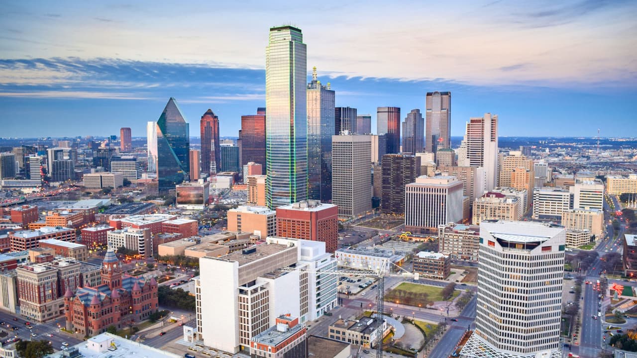 Dallas te recibe con 
<b>una variedad de lugares que harán de tu visita al norte de Texas una experiencia inolvidable</b>. A continuación, 
<b>te presentamos cinco destinos que definitivamente no querrás perderte</b>. ¡Prepárate para disfrutar al máximo!