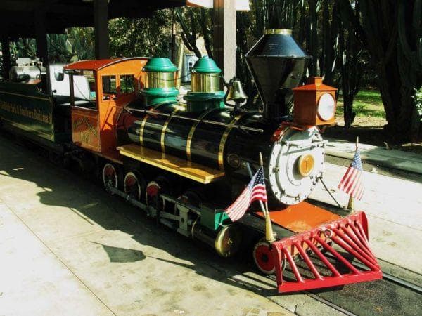 <b>Travel Town Museum:</b>
<br>La admisión es gratis, es un viejo museo de cultura lleno de carros y trenes antiguos donde los niños pueden subir y entrar en maquinaria antigua. Además hay espacio suficiente para disfrutar de un picnic. Localizado en el 5200 Zoo Dr, Los Angeles, CA 90027.