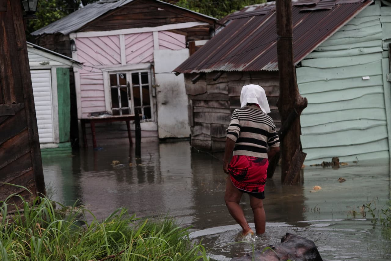 Algunas zonas de Nagua, en República Dominicana, quedaron inundadas tras el paso del ciclón que se mueve en dirección al noroeste a unas 16 millas por hora.