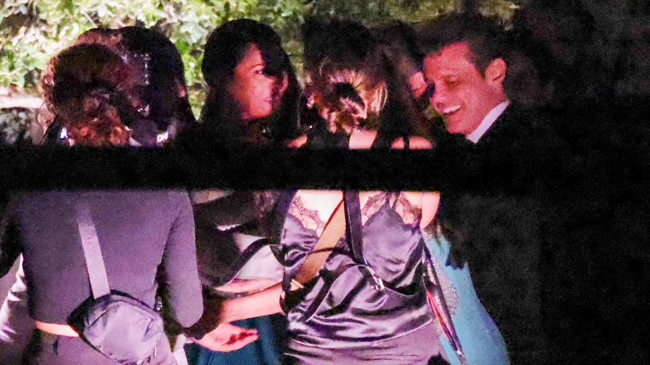 Según la revista Quién, Luis Miguel acudió a la boda de su hija Michelle Salas vistiendo un traje oscuro Tom Ford.