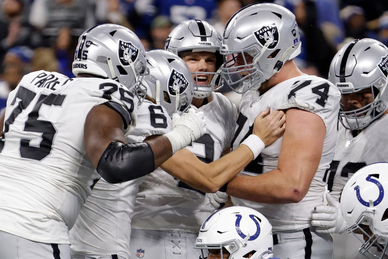 Las Vegas Raiders libraron un partido apretado ante Indianapolis Colts gracias a la paciencia de Derek Carr y su oportuna ofensiva.