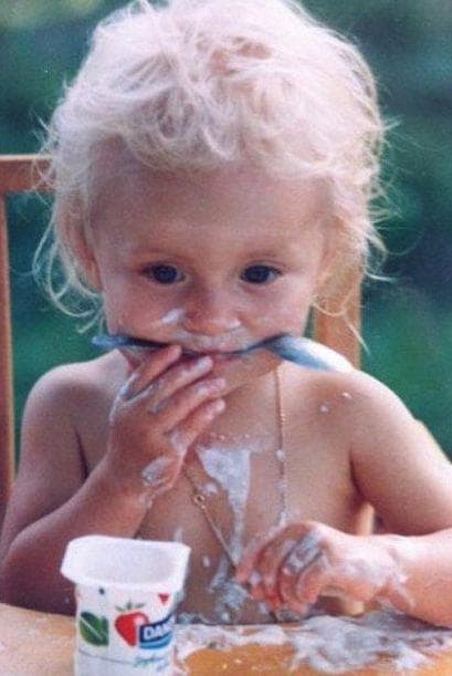 Angelique también recordó que durante las grabaciones de 'Teresa' le tomaron una fotografía igual: "Hubo una escena de lluvia en el foro y hacía mucho frío. Para que no me enfermara me pusieron en una bacinica con agua caliente y me tomaron 20 años después la misma foto".
<br>