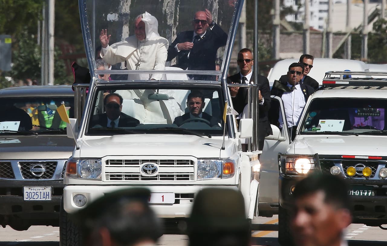 En su viaje a Bolivia en julio de 2015, Francisco I utilizó este papamóvil
<b>Toyota Land Cruiser Series 70 2015</b>, una de las todoterreno más fuertes y competentes del mercado mundial.