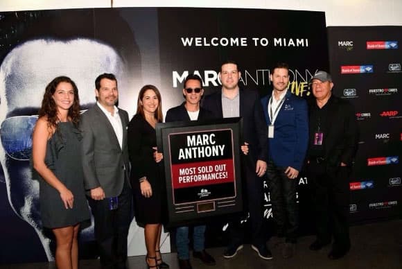 Hasta recibió un reconocimiento por el artista con más llenos absolutos en su gira.