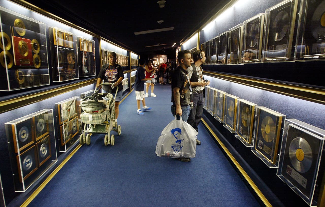 Desde su apertura al público en 1982, Graceland se ha convertido en un lugar de peregrinación para los seguidores de Elvis Presley. Se encuentra ubicado en Memphis, Tennessee.
<br>