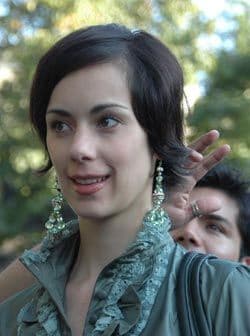 A la edad de 15 años comenzó a trabajar como bailarina en las coreografías de Yuri y el grupo Caló.