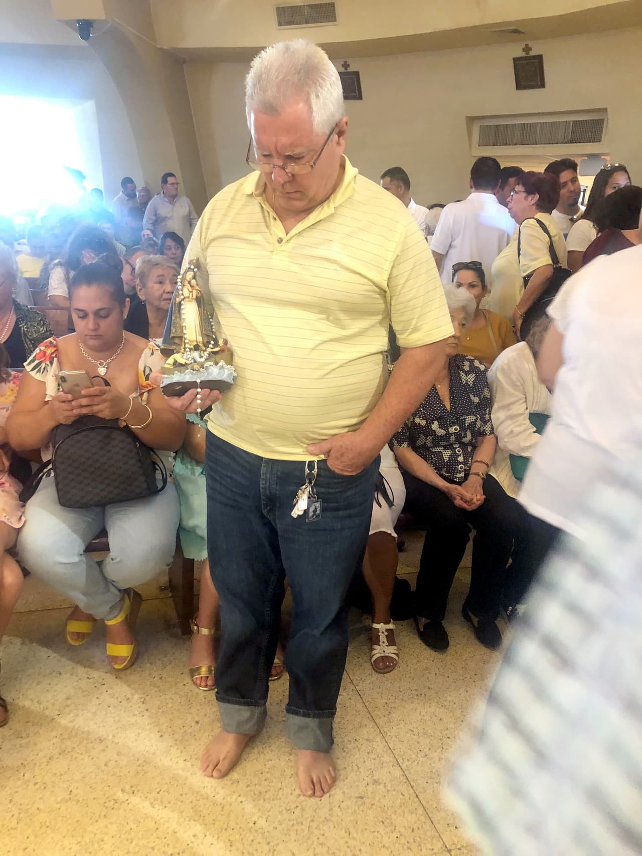 Un feligrés acude descalzo el 
<a href="https://www.univision.com/local/miami-wltv/cientos-de-feligreses-en-el-sur-de-florida-veneran-en-su-dia-a-la-virgen-de-la-caridad-del-cobre-video">domingo 8 de septiembre de 2019</a> a la Ermita de la Caridad con una estatuilla de la Virgen.