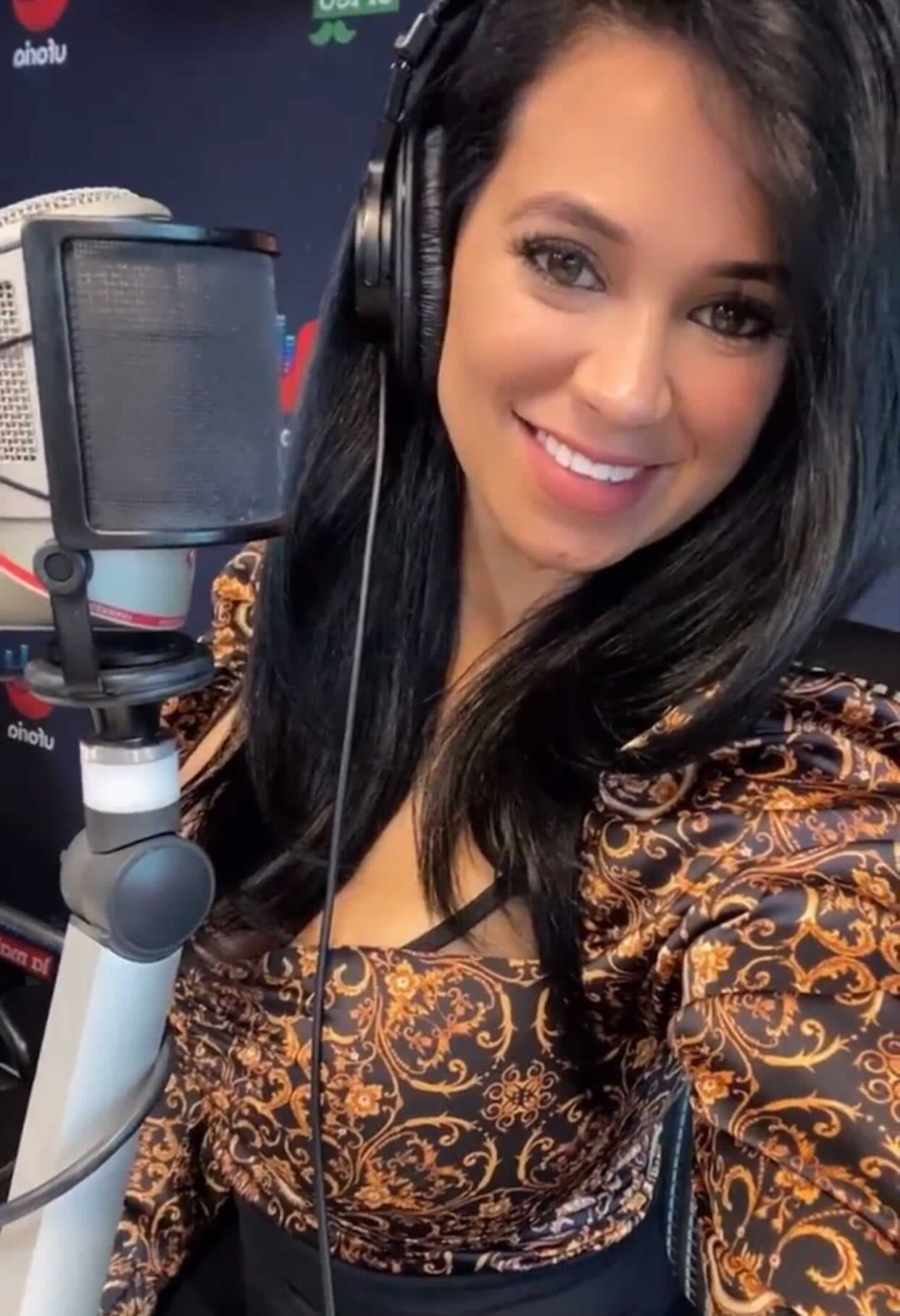 Y con su voz e historias, cautiva a todos sus radioescuchas a través del micrófono.