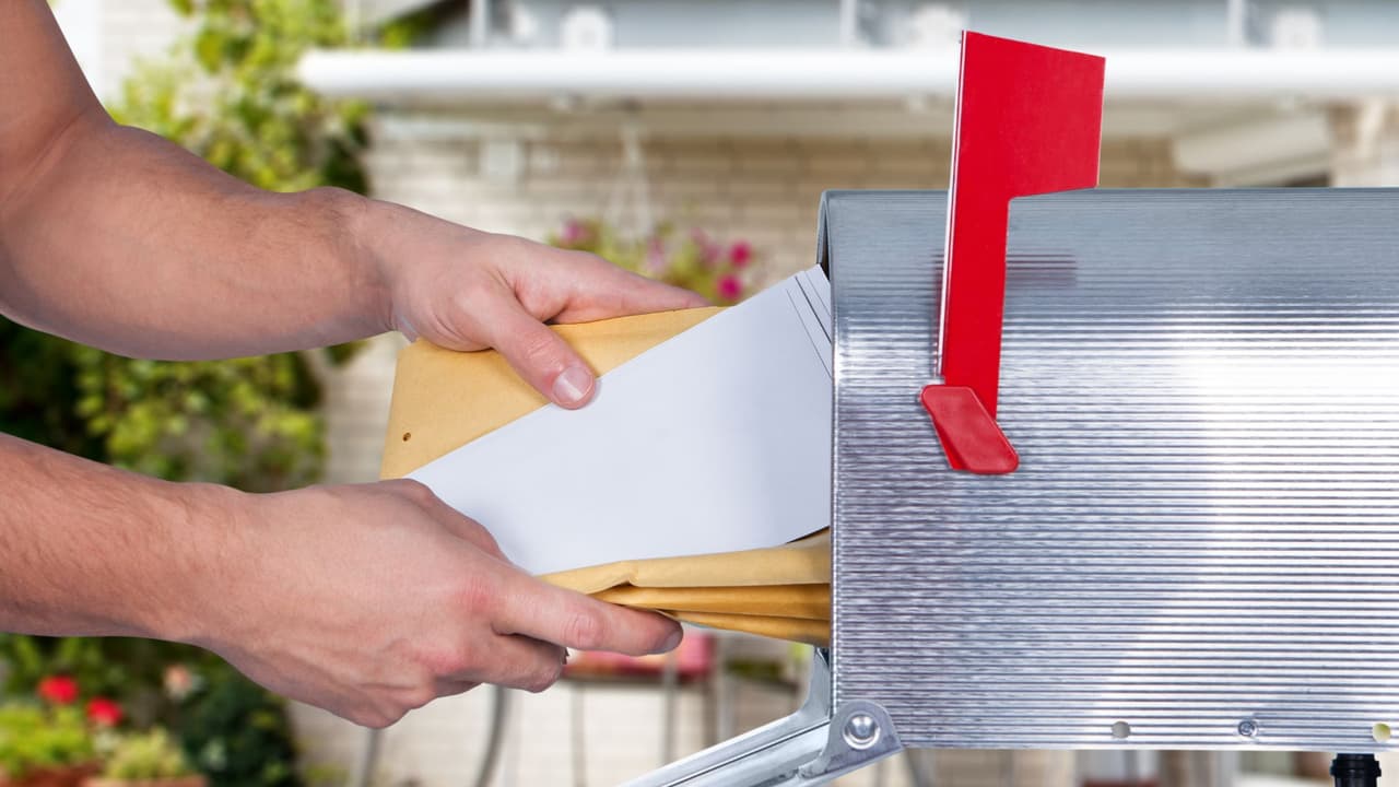 <h3 class="cms-H3-H3">El cuarto y quinto número: tu zona o punto final </h3>Los dos últimos dígitos ubican la oficina postal específica o la ruta de entrega. En ciudades grandes
<b>pueden representar un barrio o incluso un edificio</b>, mientras que en zonas rurales cubren áreas más extensas. Ejemplo:
<br>
<b>60657 (Chicago):</b> el barrio de Lakeview.
<br>
<b>10011 (Nueva York): </b>el área de Chelsea y Meatpacking District.
<br>
<b>75205 (Dallas): </b>Highland Park, un distrito residencial.