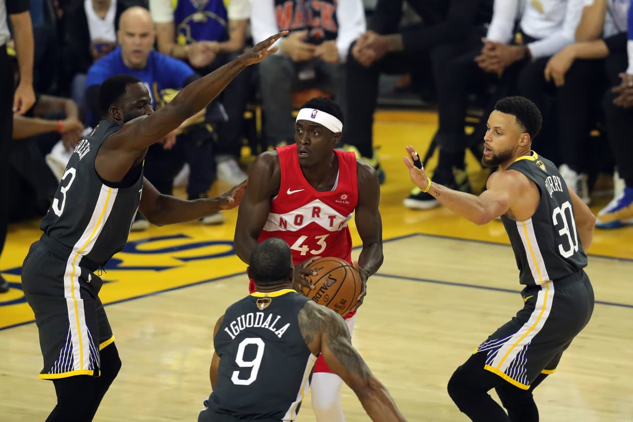 Pascal Siakam (43) a pesar de verse acorralado en varias ocasiones en el segundo cuarto, se las arregló para ser un jugador productivo, con sus asistencias, rebotes y canastas.