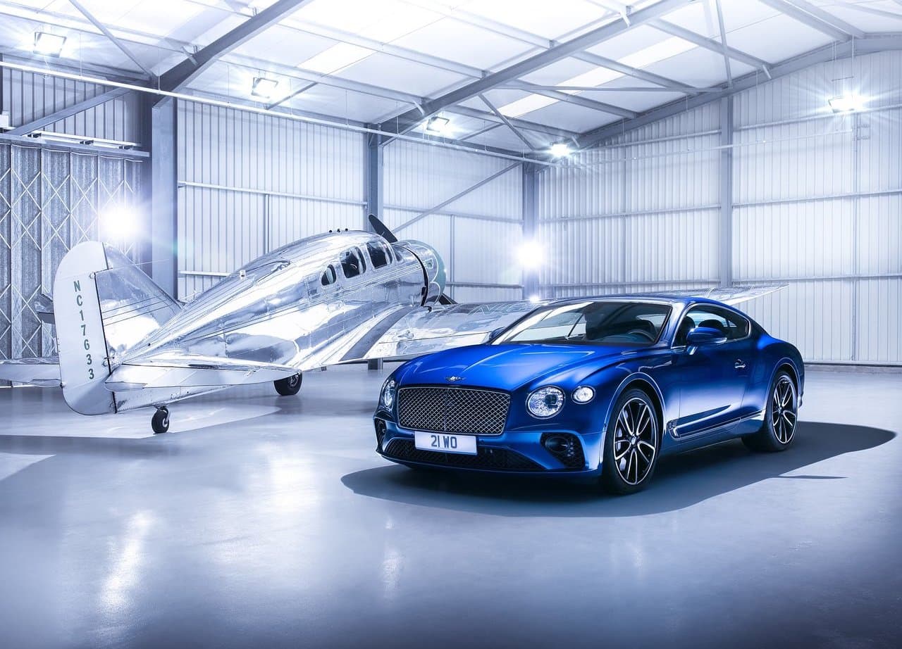 <b>Bentley Continental GT</b>
<br>
<br>Un automóvil deportivo de gran turismo con motor delantero y tracción en las cuatro ruedas. Llegó al mercado estadounidense en 2003 y lo cambió todo para la firma británica, pues fue el primer modelo de producción masiva en su portafolio. Con una etiqueta de $188,000, el Bentley Continental GT ofrece características únicas de lujo.