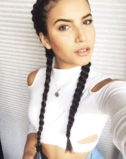 Pero las trenzas, que están de moda, le aportan un look bohemio y muy casual.