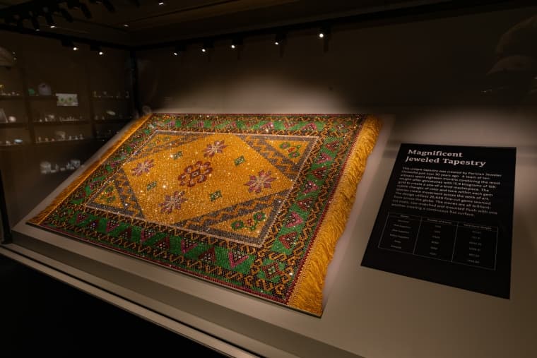 Diez artesanos tardaron más de 18 meses en la década de 1980 en completar este tapiz enjoyado, que es el objeto precioso más reciente prestado al museo. Contiene más de 26,000 gemas de talla fina y más de 35 libras de oro.
