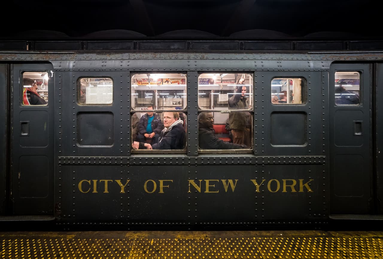 Gente mirando hacia afuera del tren de la nostalgia