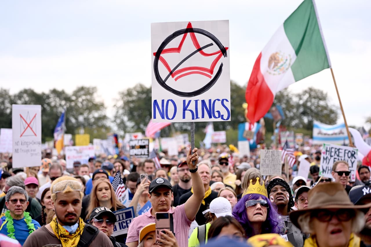 El sábado 18 de octubre se llevó a cabo la 
<b><a href="https://www.univision.com/local/chicago-wgbo/miles-participan-en-la-protesta-masiva-no-kings-20-en-chicago" target="_blank">segunda manifestación</a></b> 
<b> del año titulada “No Kings”</b> (Sin Reyes en español). Chicago fue una de las ciudades que se unió a la protesta, junto con otras en todo el país, en rechazo a las medidas migratorias del presidente Trump.