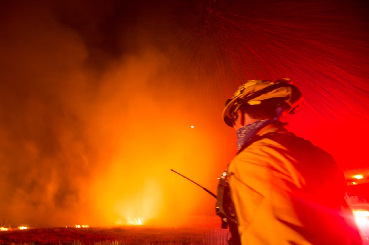 Otro efecto del calor extremo, relacionado con el coronavirus, es el alto consumo de energía porque los residentes se quedan en casa debido a la pandemia. Por las altas temperaturas, la demanda es superior a lo que el estado produce, lo que lleva a saturación del sistema eléctrico y empiezan a presentarse cortes del servicio.