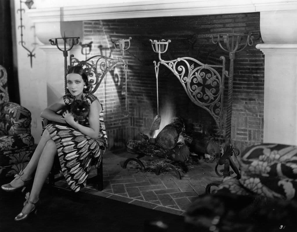 Y, aunque en varios looks, tenía presente su cultura mexicana al usar rebozos o prendas bordadas, también era fan de la moda 'flapper' que tuvo gran auge en aquella época.