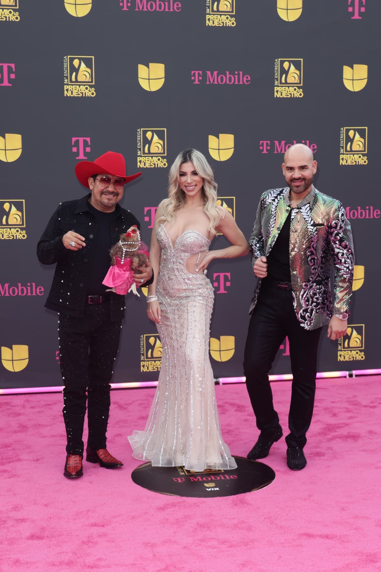 Los locutores de 
<b>El Bueno, La Mala y El Feo</b> no podían faltar a esta fiesta musical. Paola Sasso eligió un vestido escotado en tono neutro, mientras que sus compañeros vistieron casuales.