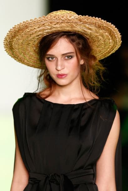 Usa el cabello suelto o las trenzas y coletas agarradas en la nuca.