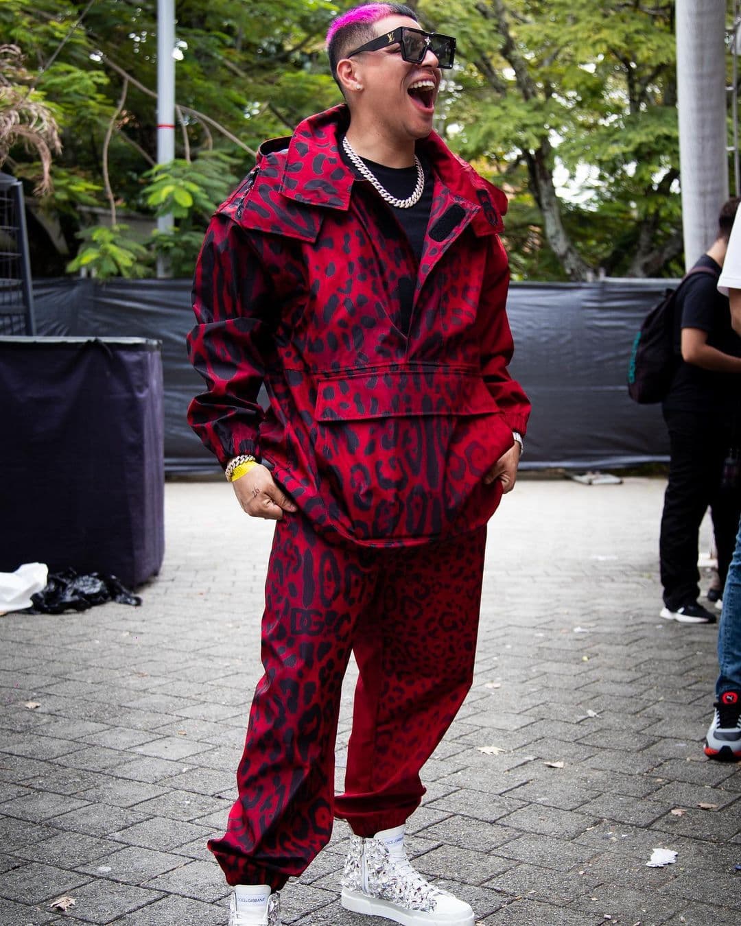 El cantante de regional mexicano usó un conjunto de animal print rojo de la exclusiva firma Dolce Gabbana, el cual tiene un precio en el mercado de 2 mil dólares (42 mil pesos) de acuerdo al desglose de precios que hizo Berman en un video que compartió en su perfil de TikTok.