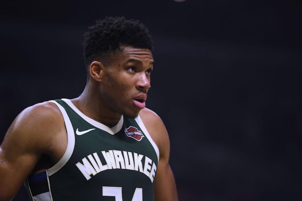 Giannis Antetokounmpo donará 100 mil dólares al personal del Fiserv Forum, pues son trabajadores de medio tiempo que se quedarán sin sueldo.