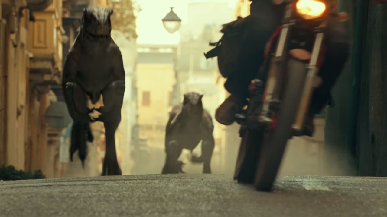 <b>Atrociraptor </b>
<br>La especie mucho más agresiva que el velociraptor es vista persiguiendo a Owen y Claire por las calles de una ciudad y saltando entre edificios. 
<br>
<br>Esta criatura, aunque tenía plumaje, como en la mayoría de las películas se le representa con una piel dura. Se existió hace 70 millones de años a finales del período cretácico.