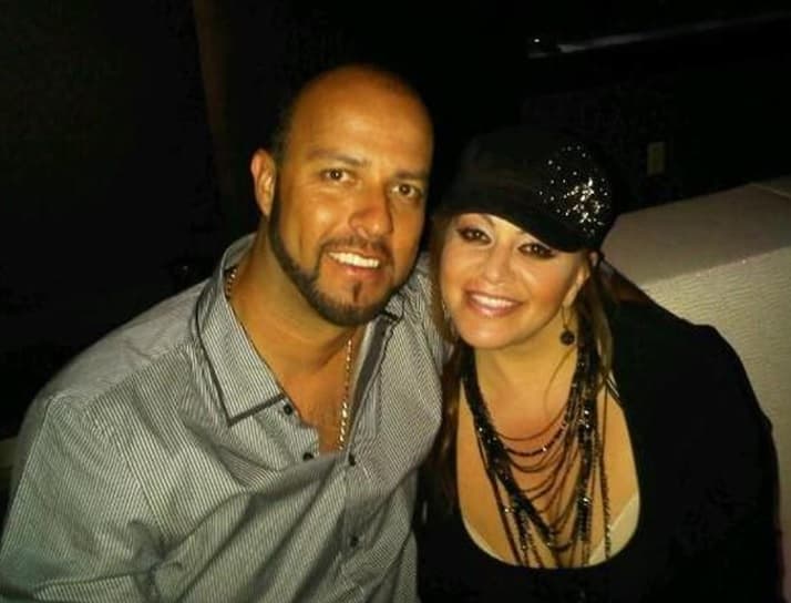 Este escándalo creció y, aunque Chiquis y Esteban lo han negado todo, se dice que Jenni siempre supo que algo andaba mal. Finalmente se separaron. Tiempo después la cantante murió y muchas preguntas quedaron en el aire.