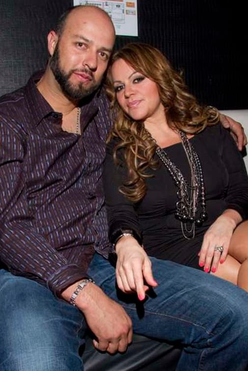 Entre todo lo que se dijo, se señaló que una de las posibles causas del divorcio fue el supuesto romance que Esteban había tenido con Chiquis, hija de Jenni.