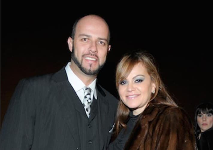 Si de relaciones y rompimientos de escándalo hablamos tenemos el de Jenni Rivera y Esteban Loaiza, que se casaron en 2010, muy, pero muy enamorados.