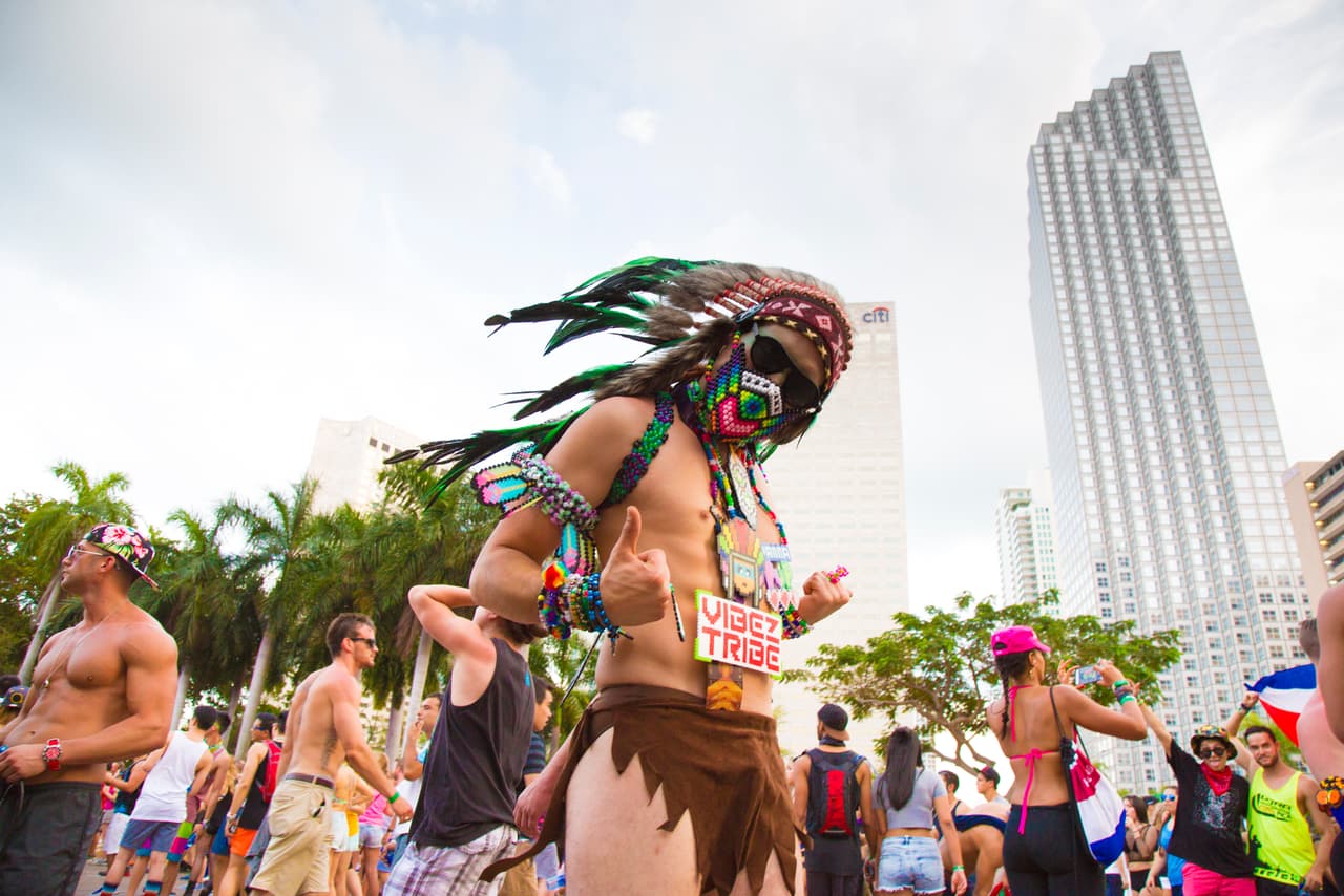Durante tres días Miami se convierte en el receptáculo de miles de turistas y amantes de la música electrónica que encuentran en el Ultra Festival un lugar en donde la libertad, la posibilidad de reinvención y el baile desenfrenado se hacen posible. Elegimos entre este universo de colores y disfraces, aquellos que parecían inspirar a todos con su existencia, aquellos que decidieron desafiar cualquier regla y verse únicos. Por Angélica Gallón