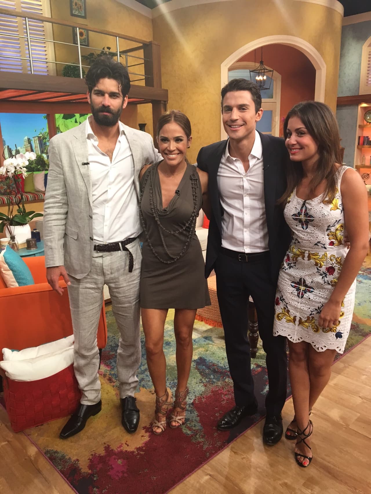 Karlita muy bien acompañada de los protagonistas de la serie "El Príncipe".