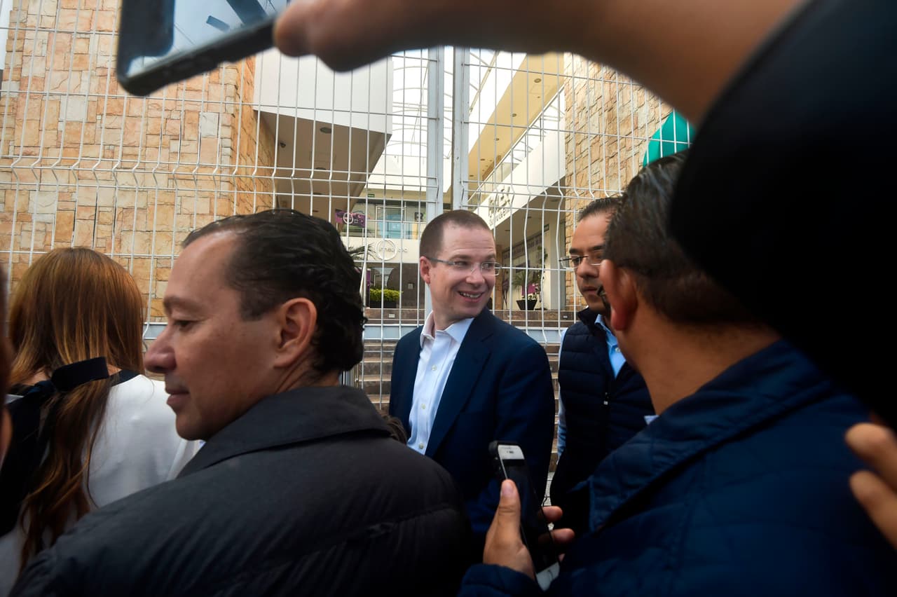 Al llegar Anaya se formó en una larga fila, para esperar su turno en la votación.