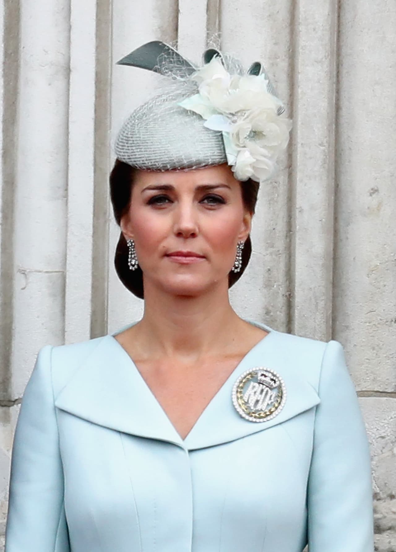 De acuerdo con información divulgada por el Daily Star, el grupo ISIS habría hecho uso de la aplicación Telegram para mandar esos mensajes encriptados a sus seguidores, acompañados de fotografías de 
<b><a href="https://www.univision.com/entretenimiento/realeza/el-principe-william-hace-una-broma-de-mal-gusto-a-kate-en-publico-y-ella-no-se-queda-callada">la esposa del príncipe William</a></b> yendo de compras.