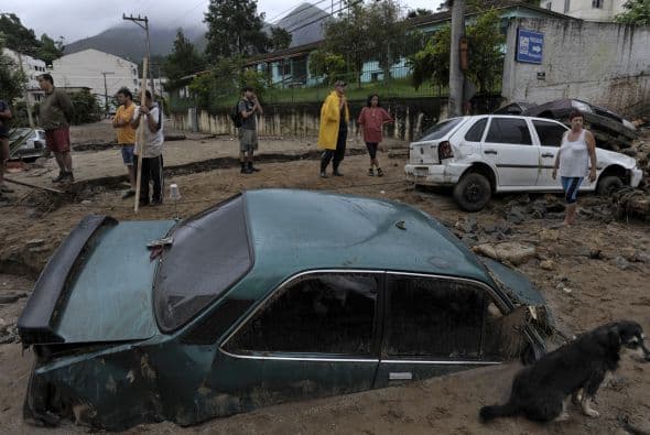 "La obstrucción de los caminos causada por los deslizamientos aumenta la angustia de quienes necesitan ayuda", dijo el departamento de bomberos en su cibersitio. "En estos casos la única opción es el uso de helicópteros, que a veces encuentran difícil aterrizar y despegar en malas condiciones climáticas".