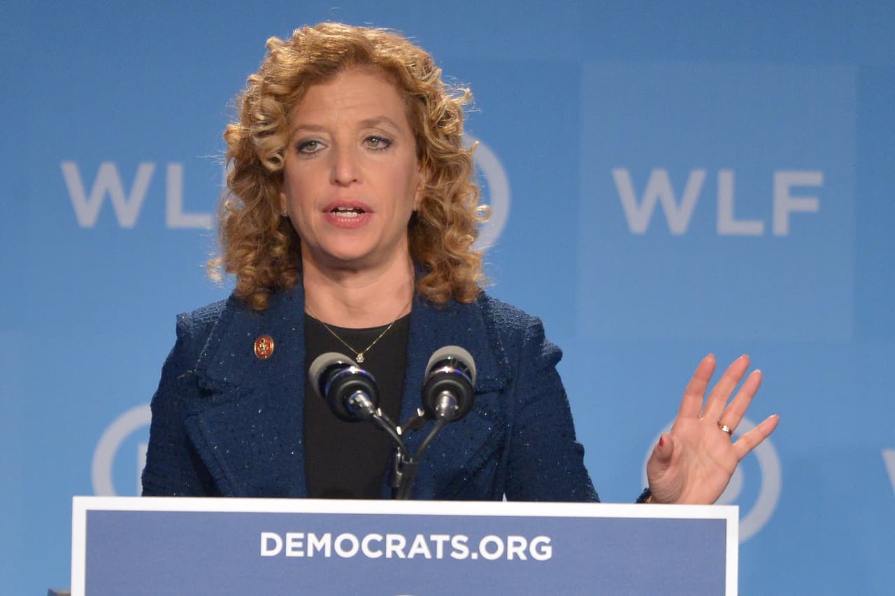 Por el escándalo de los emails Debbie Wasserman Schultz renunció a la presidencia del Comité Nacional Demócrata.