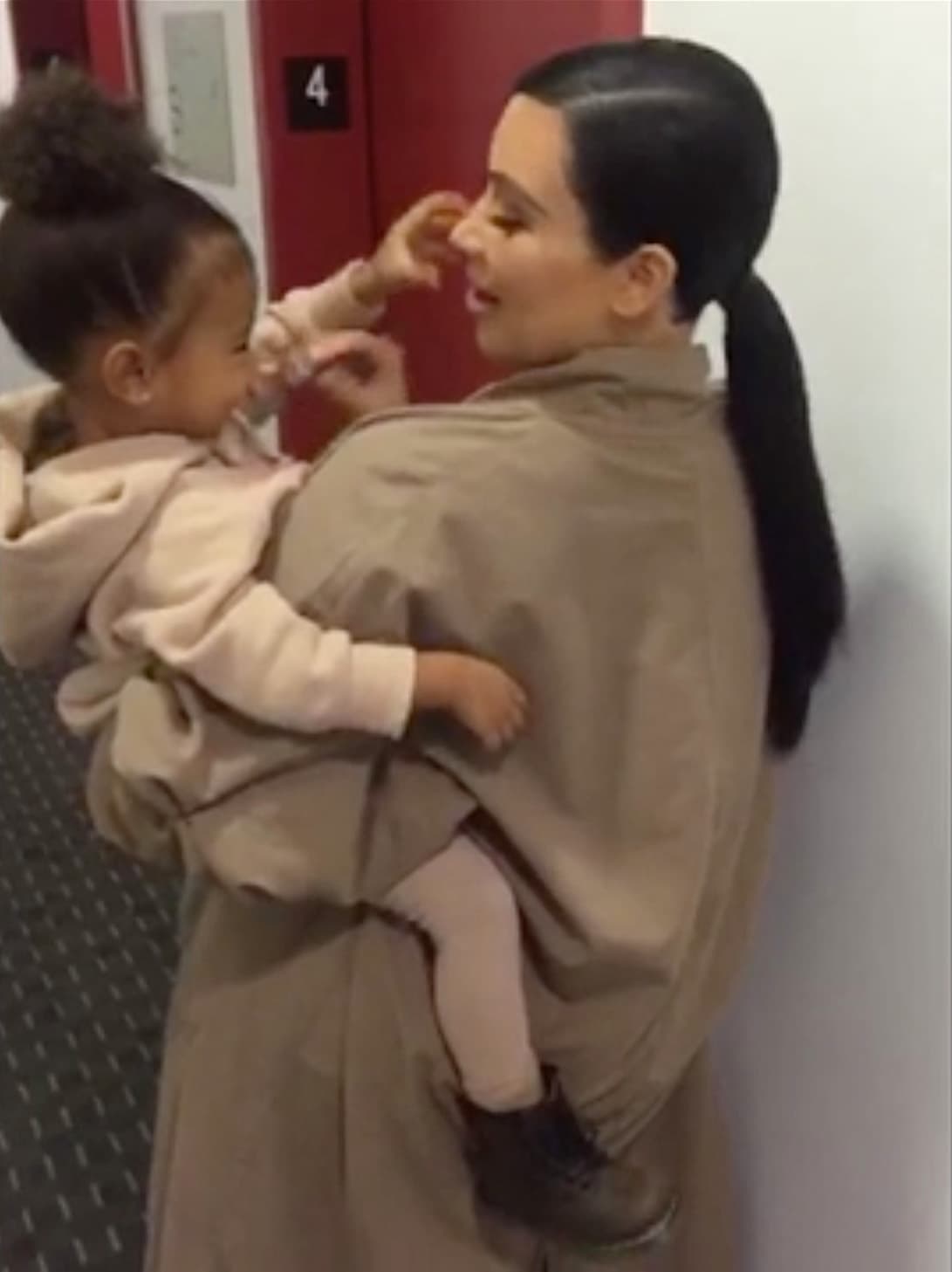 Tras bambalinas las cámaras lograron captar un dulce momento de madre e hija.