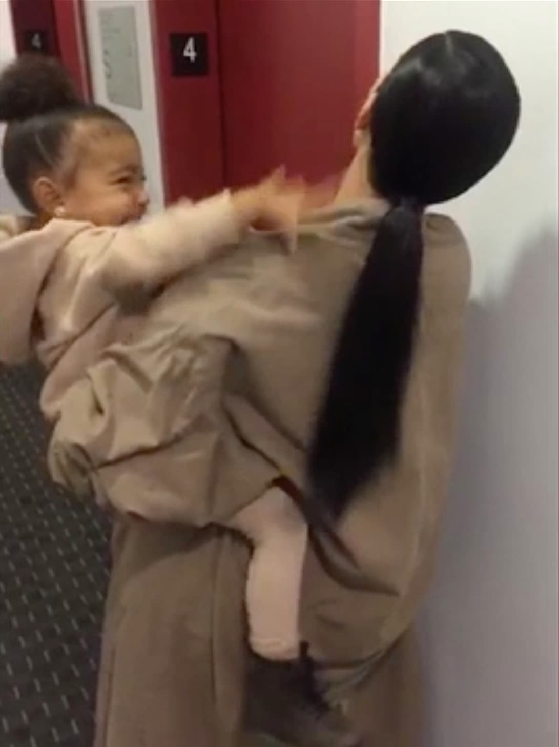 La hija de Kim y Kanye es encantadora y juguetona.