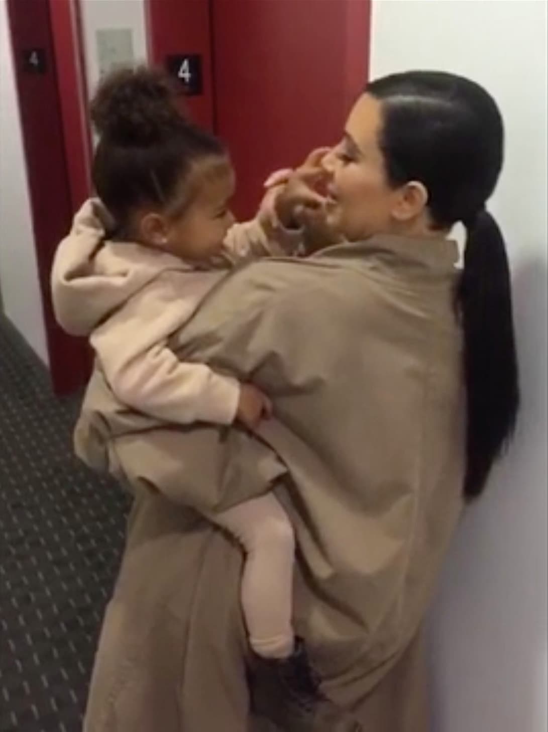 Al final del episodio del show, 
<b>Kim</b> dejó abierta la posibilidad de volver a ser madre sin poner en riesgo su vida acudiendo a la 
<b>gestación subrogada</b>. "Después de todo lo que pasé, la cirugía que no tuvo éxito y no hizo nada", dijo 
<b>Kim</b> en una conversación con sus hermanas.
<br>