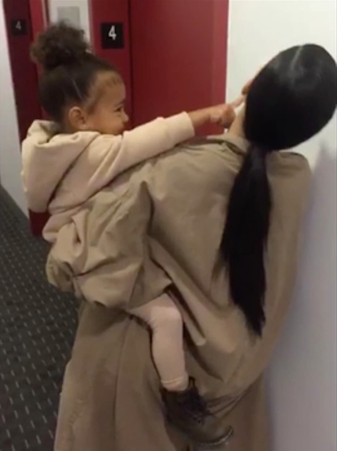 Kim luchaba por salvar su nariz.