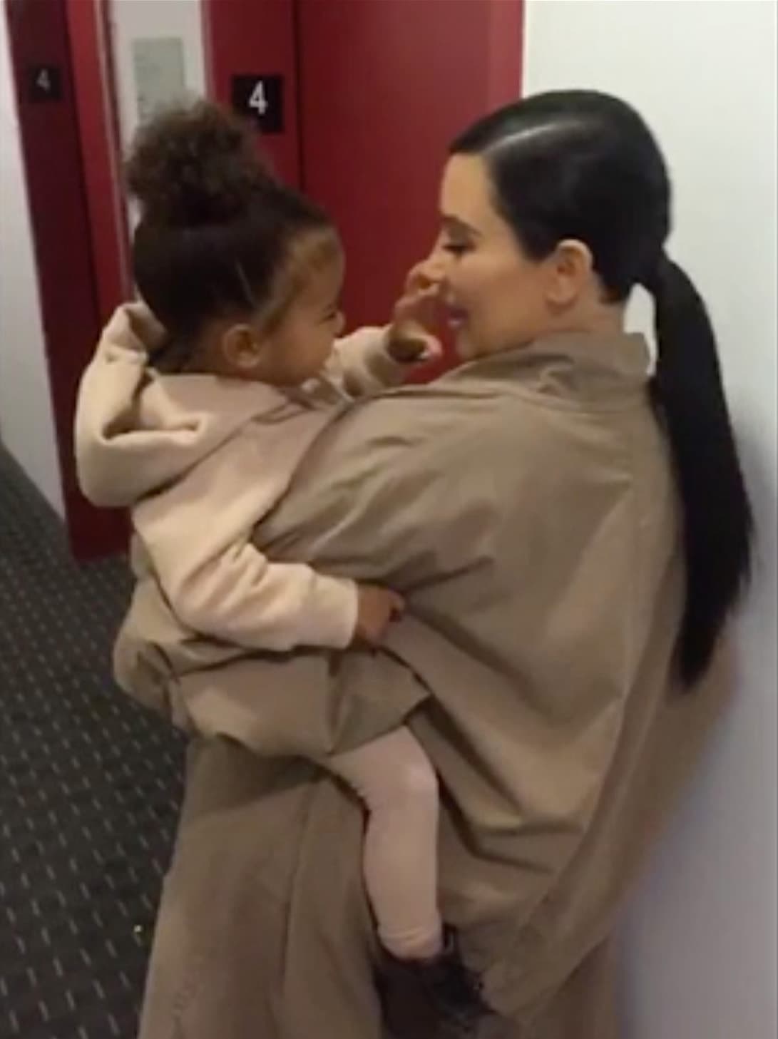 Al parecer trataba de "quitarle" la nariz a su famosa mamá.