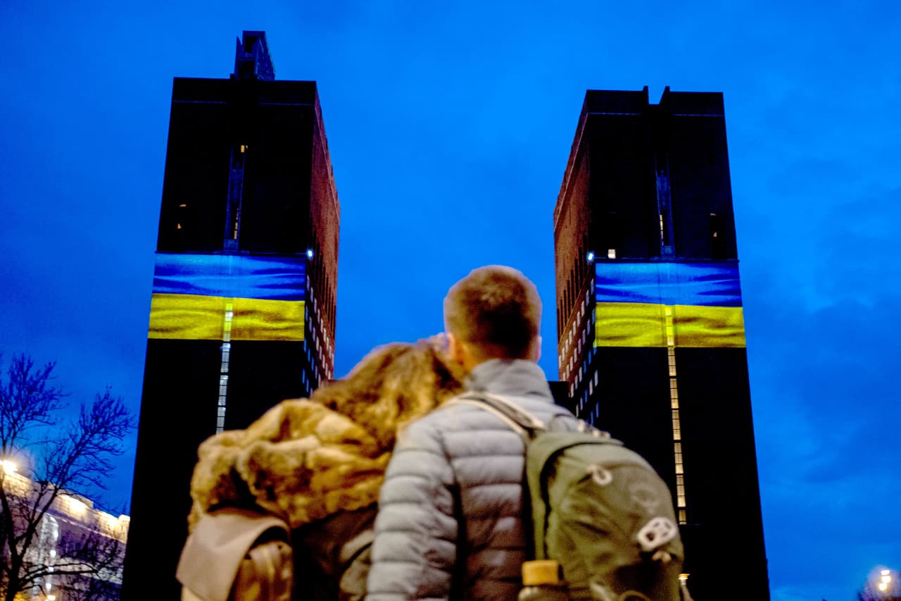 El ayuntamiento de Oslo, Noruega, iluminado con los colores de la bandera ucraniana.