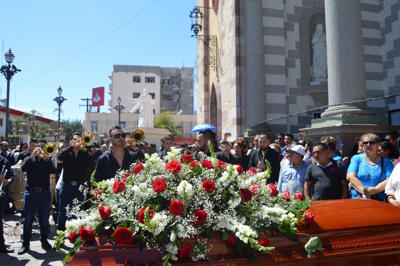 Luego de la misa, a la salida de la Catedral, los músicos de El Recodo le dedicaron un par de temas a su fan número 1.