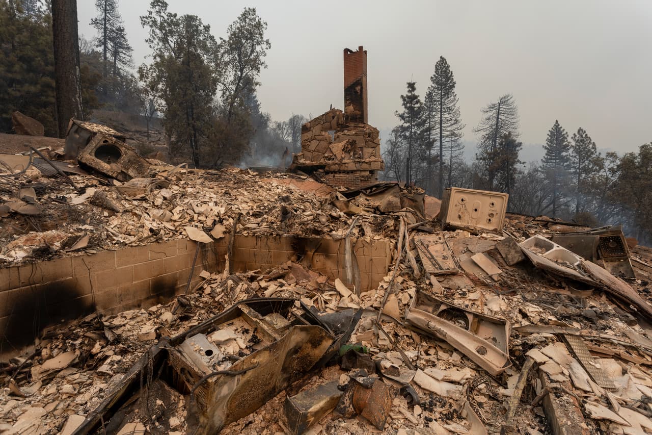 Los escombros de una casa devorada por el llamado Incendio Creek, uno de los más voraces de California que ha calcinando unas sesenta casas en el pequeño pueblo de Big Creek y obligado a evacuar por completo la población de Auberry, de 2,500 habitantes.