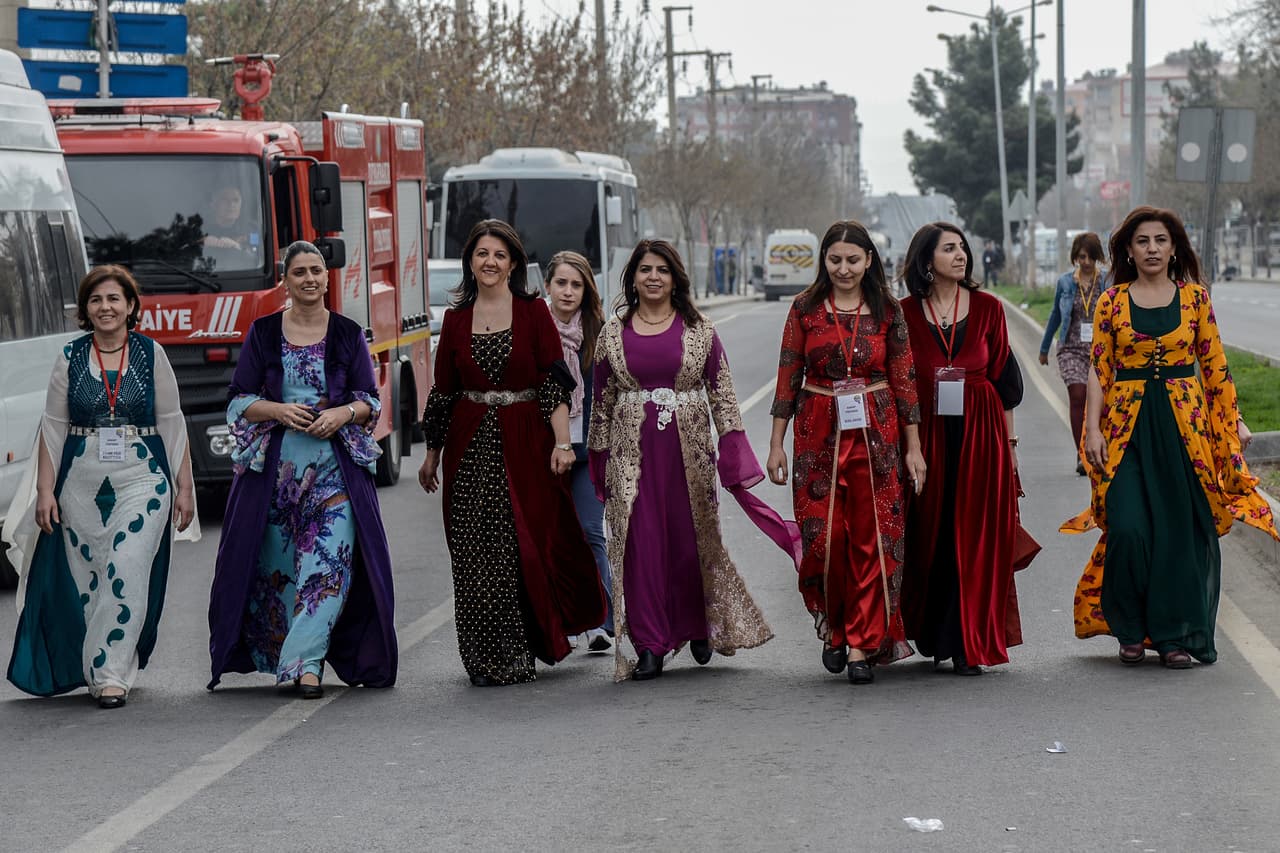 <b>Turquía</b>. Mujeres militantes de partidos políticos participan en un mitin para conmemorar el Día Internacional de la Mujer en Diyarbakir, al suroeste de Turquía.