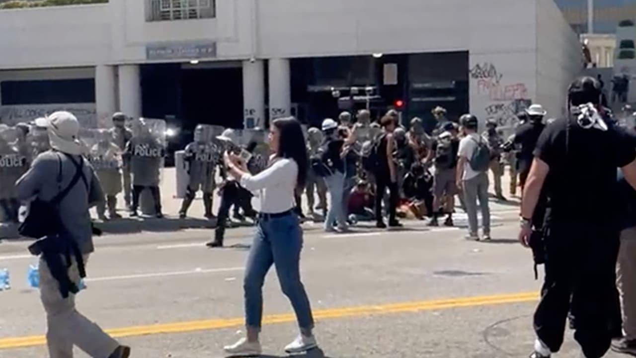 La orden de dispersión se emitió poco después de las 2 p.m., advirtiendo que quienes permanecieran en el lugar podrían 
<a href="https://www.univision.com/local/los-angeles-kmex/alcaldesa-karen-bass-promete-arrestos-por-los-saqueos-en-negocios-durante-las-protestas-contra-ice-en-los-angeles">enfrentar arrestos </a>y el uso de municiones no letales autorizadas.
