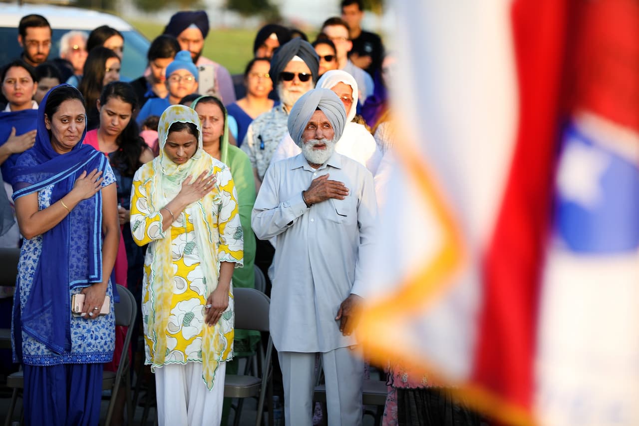 Hace cuatro años el oficial Dhaliwal dijo sentirse orgulloso de vestir el color azul de su uniforme. En foto se aprecia a su padre y a otros familiares. "Perdí a mi héroe", dijo el padre del oficial Dhaliwal y agradeció las muestras de apoyo y cariño que ha recibido de todo el mundo.
